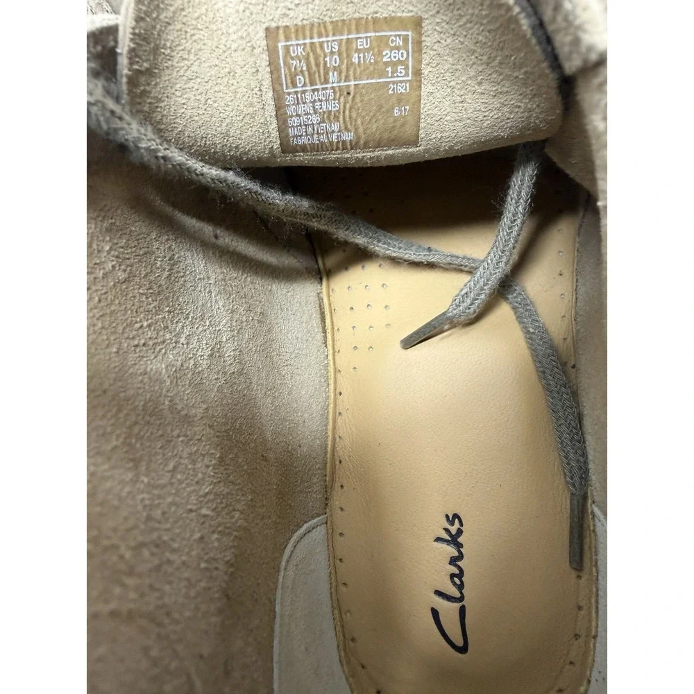 Clarks Men Size 10 Taupe Desert Sand Suede Lace Up Chukka Boots Gum Sole  EUC